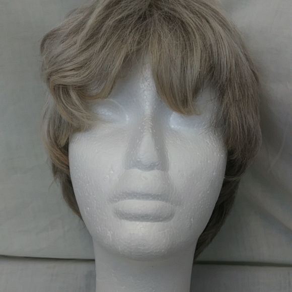 Paula Young's Abby WhisperLite Wig in Silvery Moon, Average Size. - Picture 6 of 8